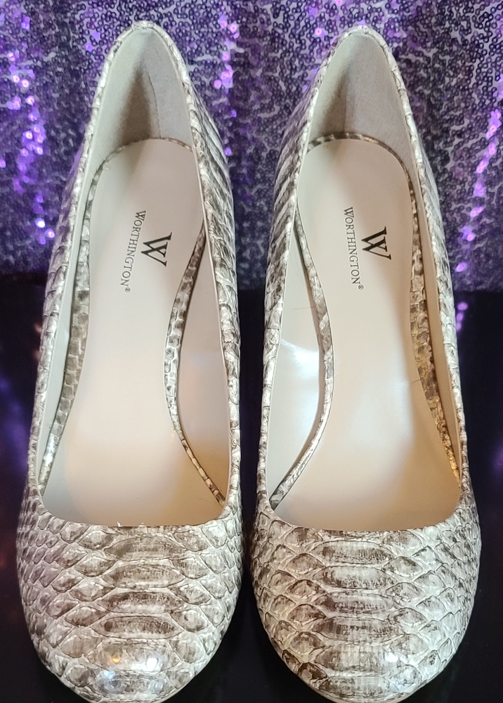 NWOT Snakeskin style wedges